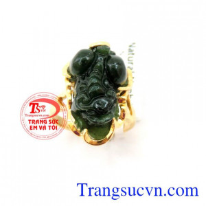 Tỳ hưu ngọc bọc vàng nhẫn nữ, nhẫn nữ ngọc cẩm thạch thiên khiên chạm khắc tỳ hưu mông to phong thủy, chiếc nhẫn nữ ngọc giúp giữ tâm luôn yên tịnh, thanh thản, đem lại bình yên và may mắn về tài lộc, nhẫn bọc vàng tây 14k sang đẹp, bền màu