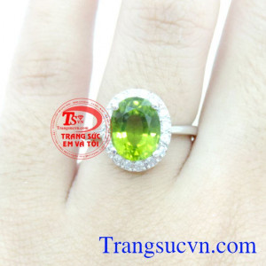 Nhẫn nữ peridot 18k, nhẫn peridot xanh thời trang, nhẫn nữ vàng trắng 18k đính đá peridot sang trọng cho phái nữ, chiếc nhẫn tôn lên vẻ đẹp vô cùng cao quý và quyến rũ, là món quà ý nghĩa dành cho người phụ nữ của bạn