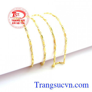 chiếc dây chuyền nhỏ nhắn xinh xắn thích hợp làm quà tặng cho người ấy nhân dịp kỉ niệm đặc biệt của 2 người