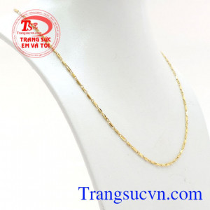 chiếc dây chuyền nhỏ nhắn xinh xắn thích hợp làm quà tặng cho người ấy nhân dịp kỉ niệm đặc biệt của 2 người