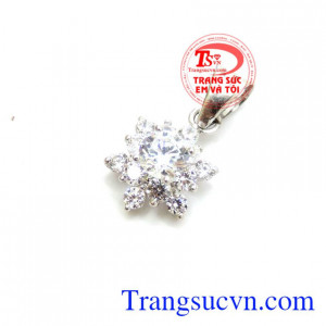 Mặt dây chuyền vàng trắng 18k hợp với tất cả các mệnh, mặt dây chuyền vàng trắng 18k xinh xắn sang trọng cho phái nữ, đem lại sự trẻ trung và cuốn hút