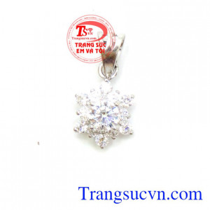 Mặt nữ vàng trắng hoa 18k, Dây chuyền là một trong những loại trang sức yêu thích của phụ nữ, đặc biệt là những sợi dây chuyền có mặt.