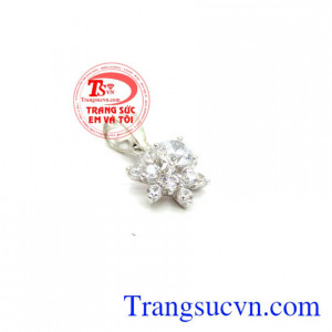 Các loại mặt dây chuyền ngoài công dụng làm đẹp, còn có vai trò rất lớn trong phong thủy nhưng không phải ai cũng biết. Mặt nữ vàng trắng hoa 18k