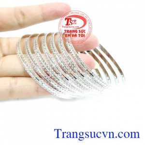 Rất nhiều người tin rằng đeo vòng tuần có thể đem lại cho họ sức khỏe, may mắn cả bảy ngày trong tuần cũng như sự thành công trong cuộc sống. Vòng tuần vàng trắng 18k Ý