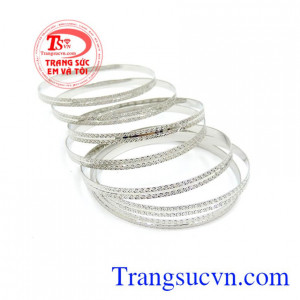 Ngoài mục đích trang trí, thời trang, vòng đeo tay cũng được sử dụng cho mục đích tín ngưỡng. Vòng tuần vàng trắng 18k Ý