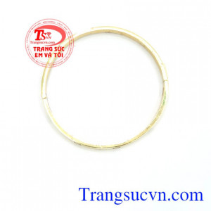 vòng tay vàng được thiết kế theo mẫu chiếc vòng 2 nửa gắn bó đã ra đời với một cái đinh vít nhỏ xíu trên mặt, chỉ mở được bằng tuộc vít đính kèm