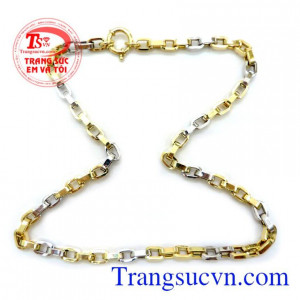 Dây chuyền vàng có thể kết hợp với những bộ trang phục mà mình yêu thích mang lại phong cách trẻ trung và hiện đại