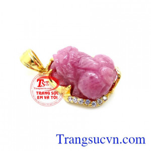 Mặt nữ quý phái, mặt tỳ hưu phong thủy, mang lại may mắn tiền tài, đá ruby thiên nhiên thể hiện vẻ đẹp trường tồn với thời gian. Mặt Dây Tỳ Hưu Nữ 10k