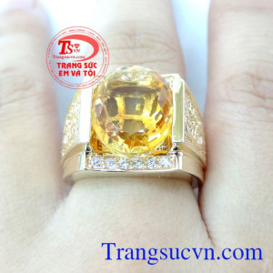 Thạch anh vàng(citrine)tượng trưng cho tài lộc phú quý nên được gọi là viên đá kinh doanh, thường được các chủ kinh doanh để ngay tại bàn làm việc hay quầy thu ngân, làm mặt nhẫn mặt dây chuyền để thu hút may mắn tài lộc Nhẫn Nam Đá Thạch Anh Vàng