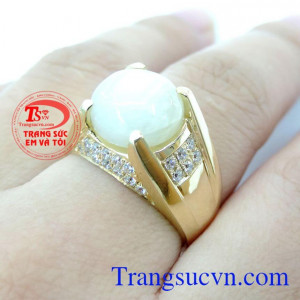 Và đặc biệt, sự bền chắc của Sapphire rất thích hợp dùng cho trang sức mùa cưới biểu hiện cho tình yêu vĩnh cửu, và niềm hy vọng vào hạnh phúc. Nhẫn Nam Saphire Phong Thủy