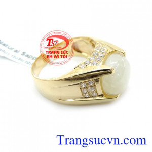 Và đặc biệt, sự bền chắc của Sapphire rất thích hợp dùng cho trang sức mùa cưới biểu hiện cho tình yêu vĩnh cửu, và niềm hy vọng vào hạnh phúc. Nhẫn Nam Saphire Phong Thủy