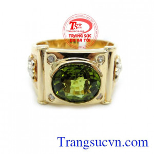 Nhẫn Nam với thiết kế mới đơn giản, tinh tế kết hợp viên Peridot màu xanh lá trẻ trung và tràn trề nhựa sống