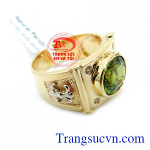 àu đá hợp cho người mệnh Hỏa, mệnh Mộc mang đến sự may mắn, khỏe mạnh và tài lộc cho chủ nhân đeo nhẫn…Peridot tượng trưng cho tài hùng biện và khả năng thuyết phục