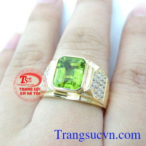 Đặc biệt, khi đeo trang sức đá Peridot là lá bùa may mắn cho chủ nhân tuổi Thân, cho những ai sinh vào tháng 8, rất thích hợp cho chủ nhân mệnh Hoả và Mộc