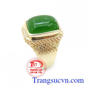 Đeo nhẫn đá ngọc Nephrite sẽ có tác dụng giúp làm cho mối quan hệ của bạn với cấp trên và đồng nghiệp trở nên suôn sẻ. Cho phái mạnh vẻ sang trọng và lịch lãm