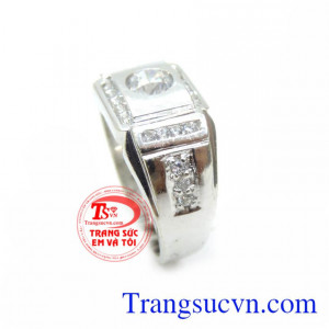 Nhẫn nam thiết kế kiểu dáng đường nét phóng khoáng, thể hiện cá tính mạnh mẽ, bản lĩnh của người đàn ông. Chiếc nhẫn nam vàng trắng đơn giản mà sang trọng