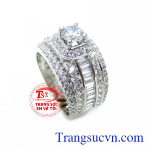 Nhẫn Nam vàng trắng 10k thiết kế sang trọng phù hợp với phong cách cá tính của người đàn ông đeo hợp thời trang mang lại vẻ đẹp sang trọng phong cách nam tính, đính đá độc đáo tao nên sự khác biệt tinh tế giúp bạn nam thêm tự tin thể hiện cá tính