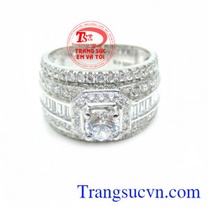 Nhẫn Nam vàng trắng 10k thiết kế sang trọng phù hợp với phong cách cá tính của người đàn ông đeo hợp thời trang mang lại vẻ đẹp sang trọng phong cách nam tính, đính đá độc đáo tao nên sự khác biệt tinh tế giúp bạn nam thêm tự tin thể hiện cá tính