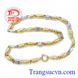 Với thiết kế tinh xảo nhìn bắt mắt chắc chắn sẽ mang lại cho bạn nam vẻ trẻ trung và năng động