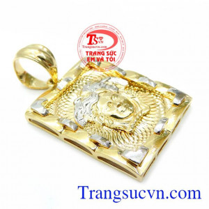 Nhìn vào mặt dây Chúng ta sẽ liên tưởng ngay đến một nhân vật ác quỷ trong thần thoại Hi Lạp
