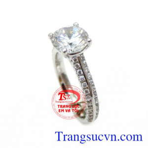 chiếc nhẫn nữ đính đá thiết kế tinh tế , vàng trắng 18k sáng, sang trọng, bền màu thể hiện nét quyễn rũ và quyền lực của phái đẹp.