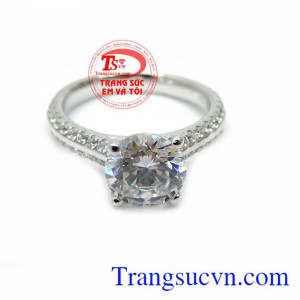 chiếc nhẫn nữ đính đá thiết kế tinh tế , vàng trắng 18k sáng, sang trọng, bền màu thể hiện nét quyễn rũ và quyền lực của phái đẹp.
