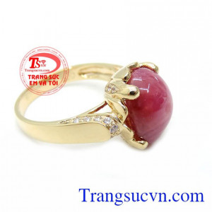 Màu đỏ của Ruby tượng trưng cho sự ấm áp và rực lửa. nó luôn là màu của đam mê, nóng bỏng, quyền lực. Chiếc nhẫn Ruby thể hiện tình yêu đầy đam mê mà con người dành cho nhau.