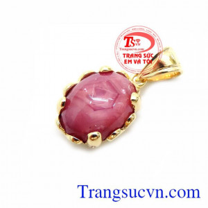Màu đỏ của Ruby tượng trưng cho sự ấm áp và rực lửa. nó luôn là màu của đam mê, nóng bỏng, quyền lực.