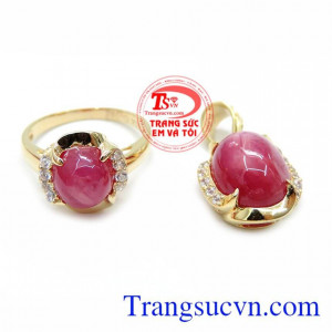 Đeo Bộ Mặt Nhẫn Nữ Ruby Xinh tôn lên vẻ đẹp sang trọng và quý phái của phái đẹp.