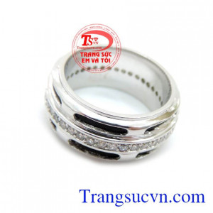 Trang sức vàng luôn là sự lựa chọn hàng đầu giúp người đeo thể hiện được nét sang trọng và sự trưởng thành và bản lĩnh của một người đàn ông.