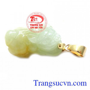 Mặt dây chuyền kết hợp với dây chuyền vàng mang lại sự thuận lợi trong công việc và may mắn trong cuộc sống