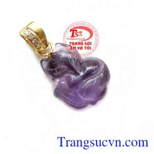 Phụ nữ đeo đá hồ ly phong thủy có tác dụng tăng vận may về tình cảm, nhân duyên khác giới, cải thiện tình cảm lứa đôi, ngăn chặn tình trạng chồng ngoại tình hay xuất hiện kẻ thứ ba phá hoại tình cảm. Mặt Hồ Ly Móc Vàng Thạch Anh Tím