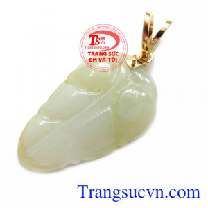 Đeo lá ngọc bên mình mang lại may mắn, dưỡng an giấc ngủ. Sản phẩm uy tín chất lượng được bán trên toàn quốc. Mặt Lá Ngọc Mang Lại May Mắn