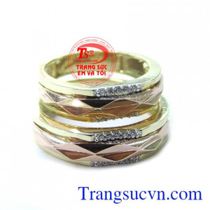 Nhẫn Cưới Sánh Duyên mang phong cách thiết kế ngẫu hứng với những đường nét phá cách đơn giản