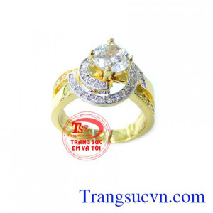 Chiếc Nhẫn Nữ To Đẹp sang trọng nhưng không kém phần quý phái nhẫn được đính nhiều đá lung linh tạo nên vẻ đẹp cho sản phẩm sẽ khiến bàn tay nhỏ xinh của nữ chủ nhân thon thả.