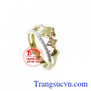 Nhẫn Vương Miện Nữ Hoàng Vàng 10k có thiết kế hình vương miện độc đáo cho phái nữ mang đến vẻ sang trọng quý phái đeo xinh trên ngón tay đeo nhẫn. Sản phẩm bảo hành 6 tháng giao hàng toàn quốc.