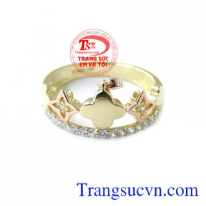Nhẫn Vương Miện Nữ Hoàng Vàng 10k có thiết kế hình vương miện độc đáo cho phái nữ mang đến vẻ sang trọng quý phái đeo xinh trên ngón tay đeo nhẫn. Sản phẩm bảo hành 6 tháng giao hàng toàn quốc.