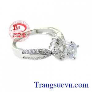 Chiếc nhẫn làm quà đính hôn vô cùng sang trọng và ý nghĩa mà người ấy xứng đáng được nhận