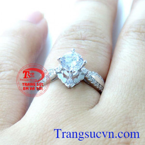 Chiếc nhẫn làm quà đính hôn vô cùng sang trọng và ý nghĩa mà người ấy xứng đáng được nhận