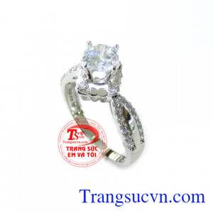 Nhẫn nữ vàng trắng thiết kế với những đường cong tinh tế uốn vào xung quanh mặt đá ở giữa thể hiện sự kết nối và ước mong được đoàn tụ, hạnh phúc