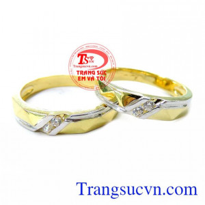 Khi chiếc nhẫn cưới được lồng vào tay, nó là biểu tượng sự ràng buộc của giữa hai con người, vững bền, lâu dài vĩnh viễn