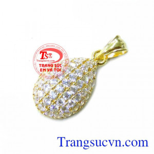 Với thiết kế đơn giản bởi những viên đá nhỏ sáng đan xen vào nhau tạo vẻ sang trọng quyền quý cho nữ chủ nhân. Mặt Cho Nữ Đeo Đẹp