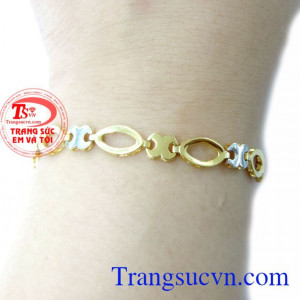 Chiếc Lắc Tay Mềm Mại với thiết kế nhẹ nhàng nhưng không kém phần tinh tế mang lại vẻ đẹp quyễn rũ cho bạn gái. 