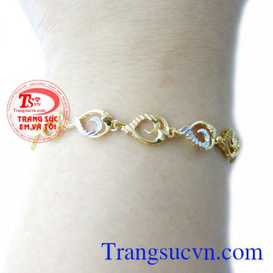 Lắc tay nữ vàng đẹp quý phái tinh tế đến từng chi tiết. 