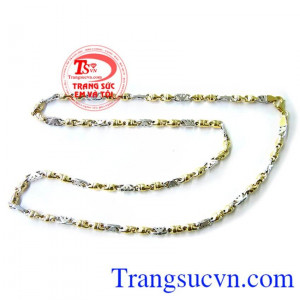 Dây chuyền vàng có thể kết hợp với những bộ trang phục mà mình yêu thích mang lại phong cách trẻ trung và hiện đại