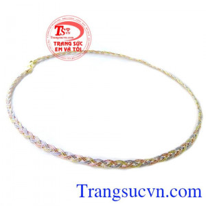 Kiềng vàng bện vừa sang vừa tôn lên sự dịu dàng là món trang sức đẹp.