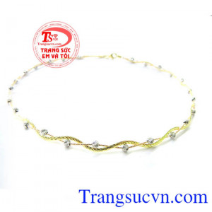 Chiếc kiềng đang là xu hương tại Italy trong mùa hè này cũng là một trong những món trang sức mà bạn nên sở hữu. Kiềng vàng Ý bện độc đáo