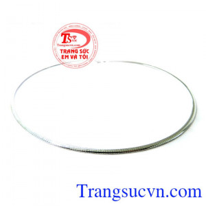 Chiếc kiềng vàng nữ Ý sáng bóng thiết kế kiểu dáng quyền lực mang lại vẻ đẹp quyến rũ cho người đeo. Kiềng nữ vàng trắng xinh