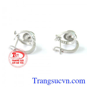 Bông tai mặt tròn tinh tế là món quà ý nghĩa dành cho phái đẹp. 