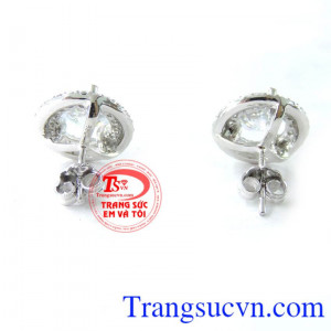 Bông tai vàng trắng sáng kết đá thành hoa tai vàng trắng sáng lấp lánh trông đẹp. 